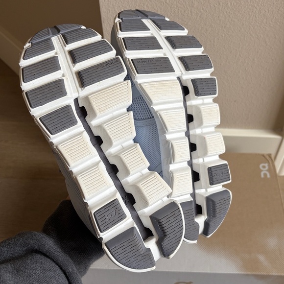 EUC on cloud 5 heather/fossil size 5.5 with original box and extra laces - Picture 11 of 16